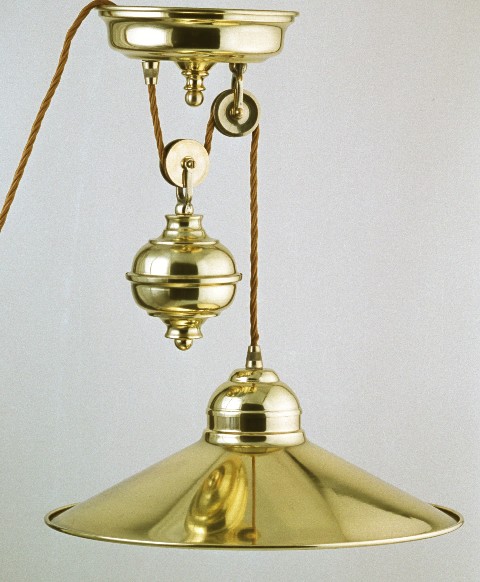 Lampe a suspendre � contrepoids en laiton